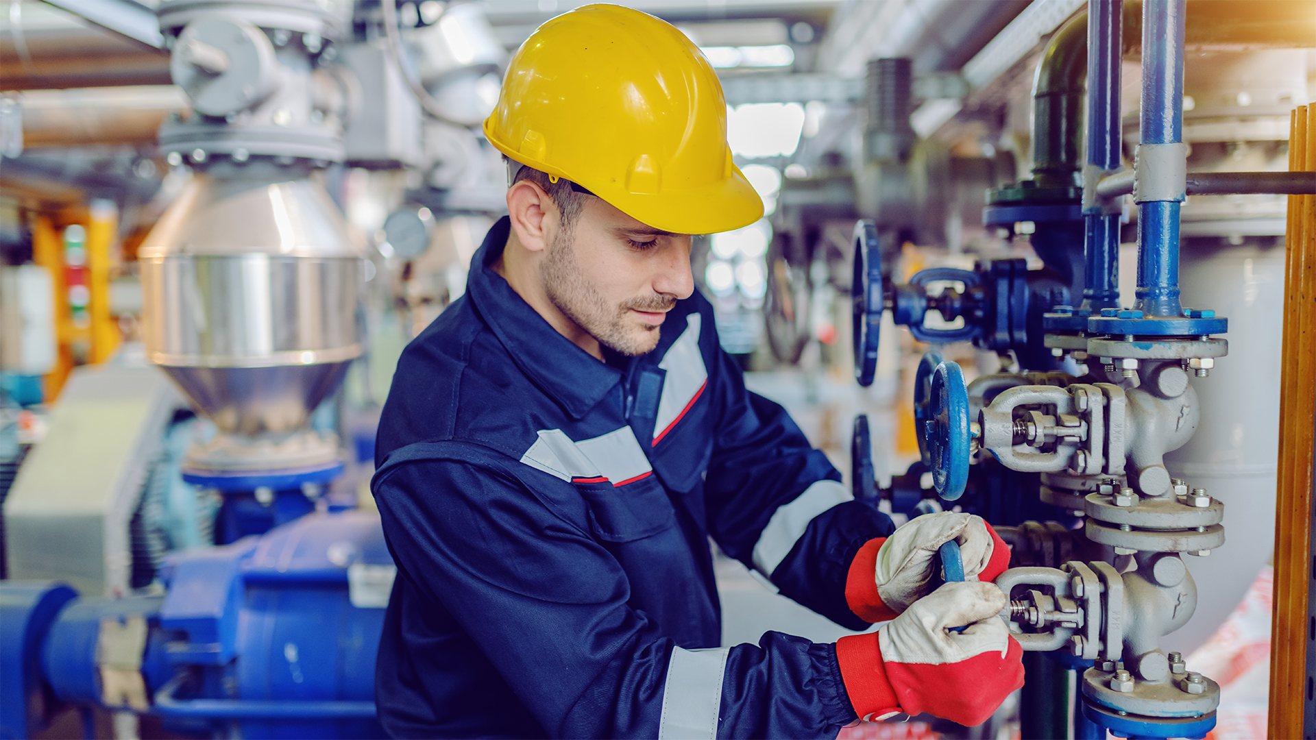 homem ajustando válvula industrial